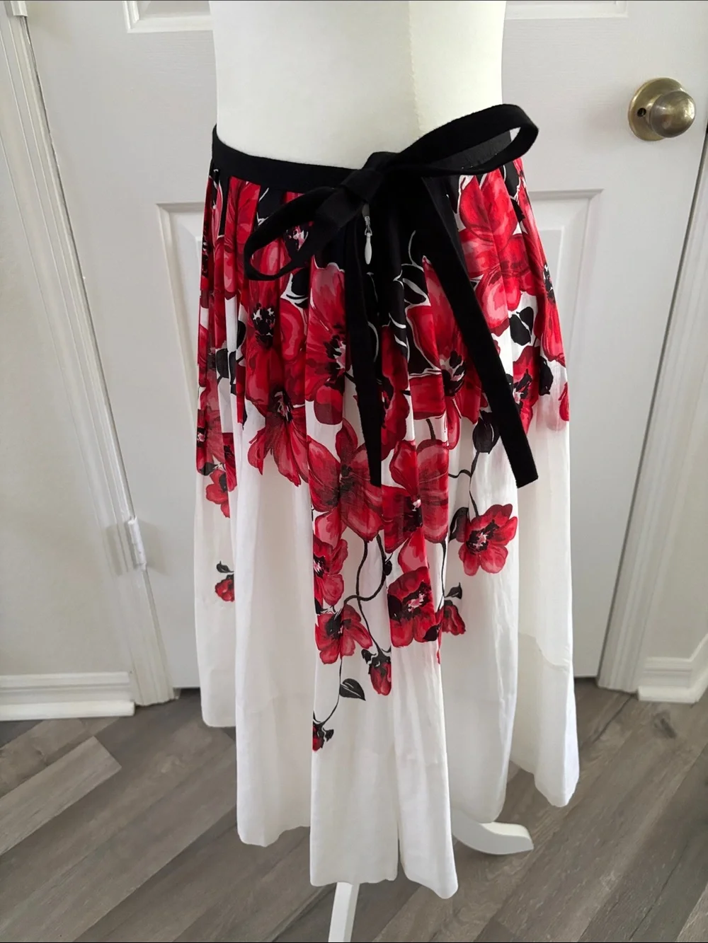 Anne Klein White Midi Skirt with Red Floral Print and Black Waist Tie Bow
